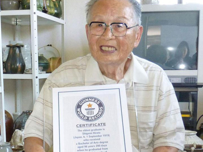 Ông Hirata cùng với chứng nhận Kỷ lục Guinness thế giới