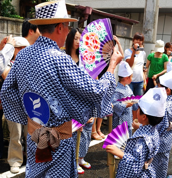 quat-giay-mien-phi-tai-tokyo